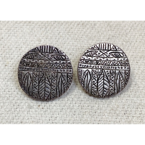 Silver tone disc earrings with etched leaf design - Picture 1 of 3